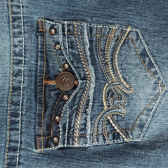 โข Wallflower Stretchy Distressed Cropped Capri Jeans, Medium Blue Wash. Size 20 - Picture 4 of 10